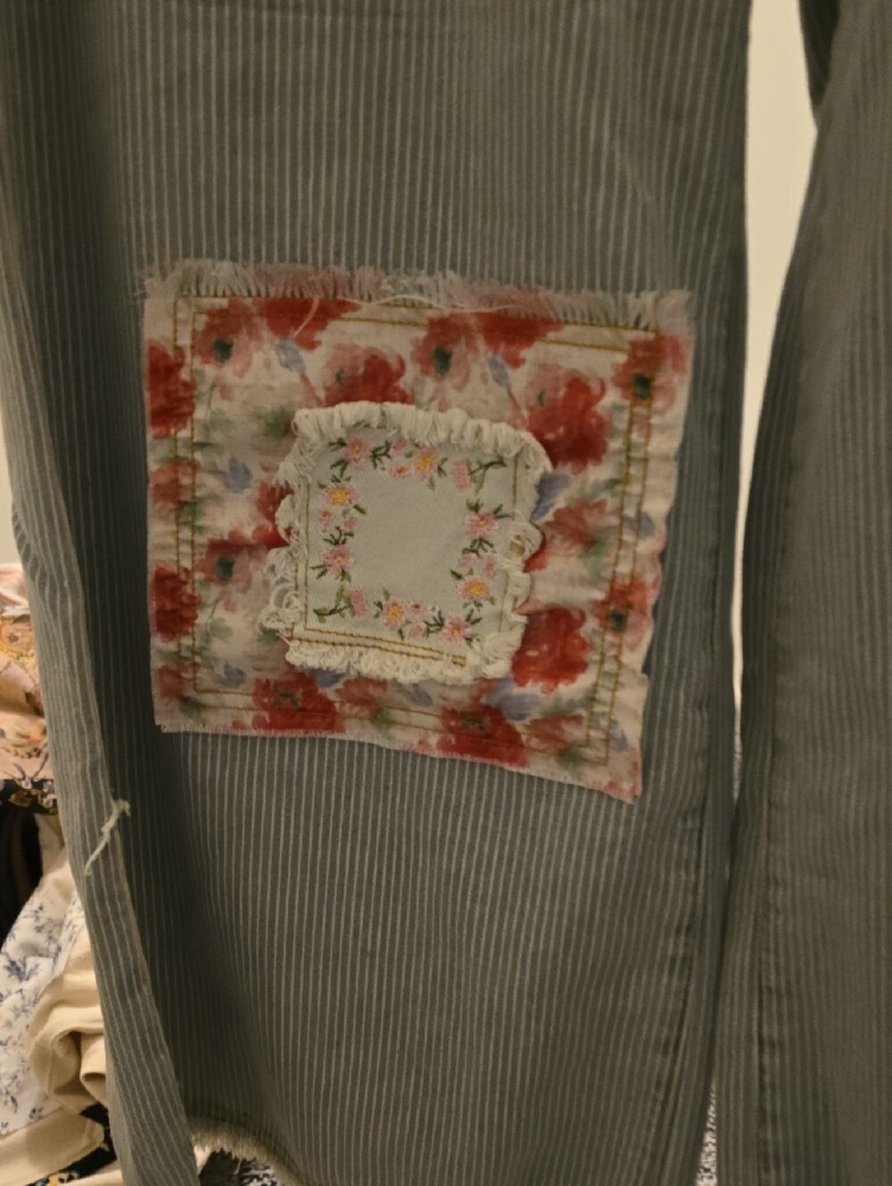 NWOT POL Gray Wide-Leg Striped Jeans with Floral Patchwork - Picture 5 of 9